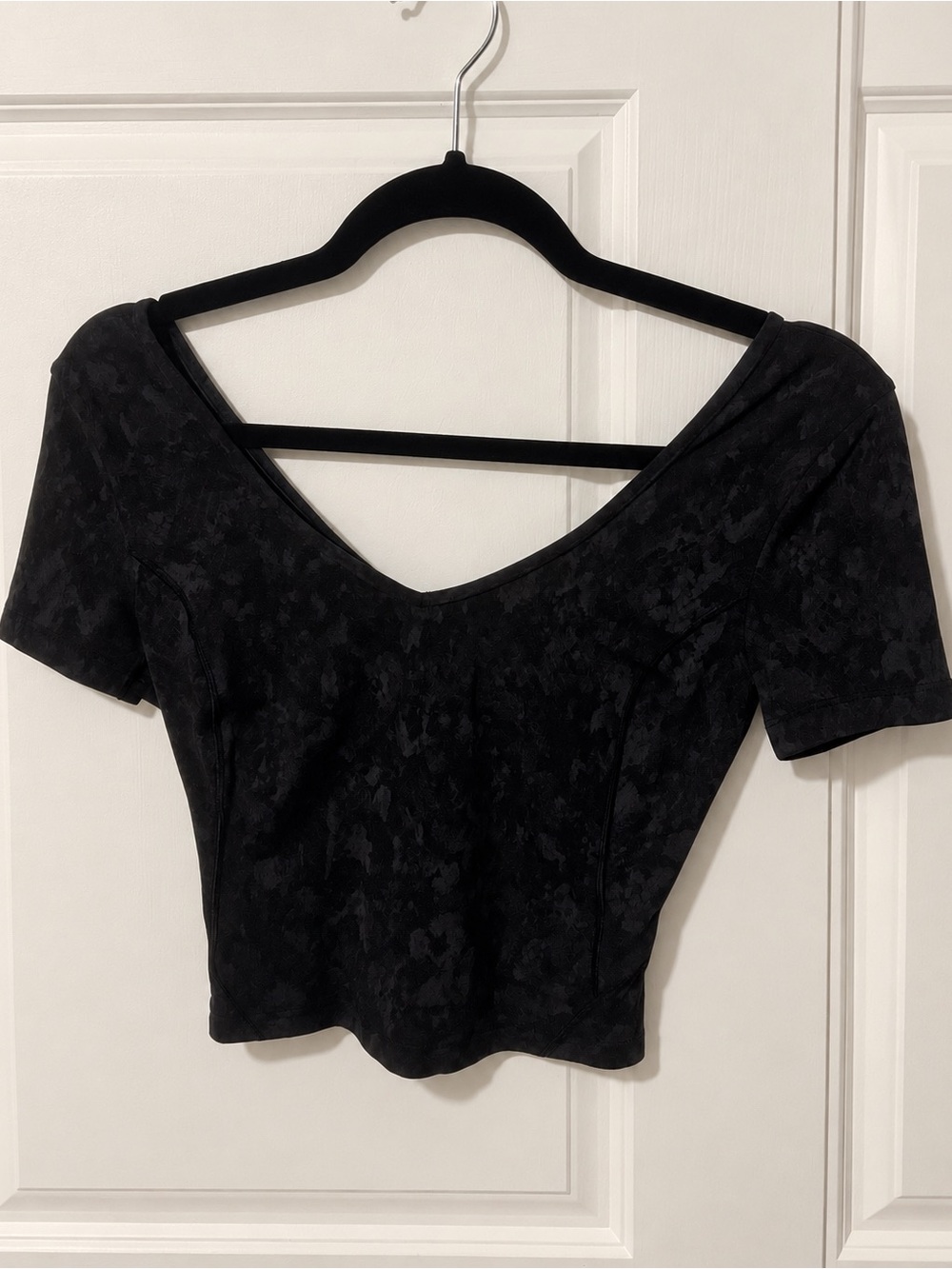 Lululemon Black Tonal Camo Short Sleeve Crop Top Size 2